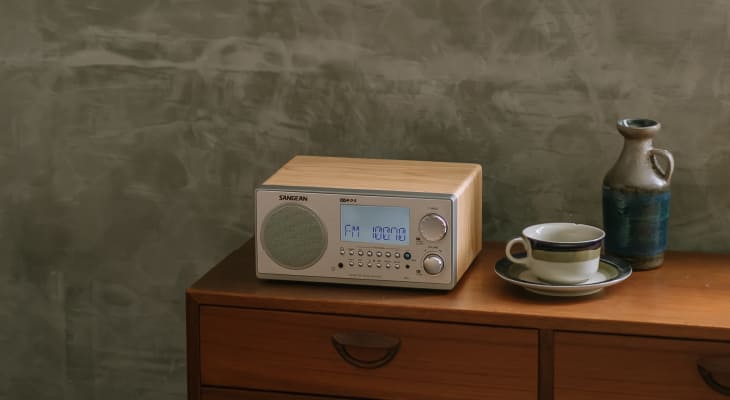 WR-2 AM / FM-RBDS Wooden Cabinet Digital Tuning Radio